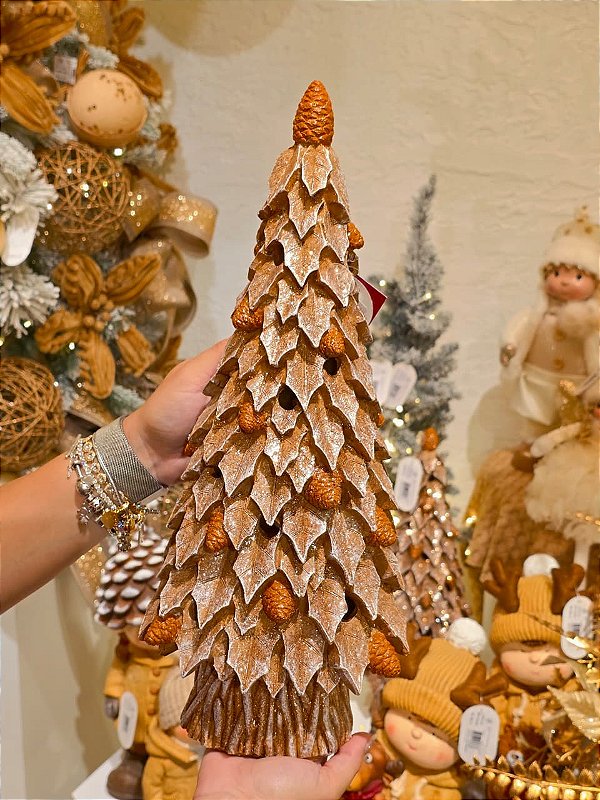 ÁRVORE DE PINHAS EM RESINA DECORADA COM LED 42CM - PRÉ VENDA 2026