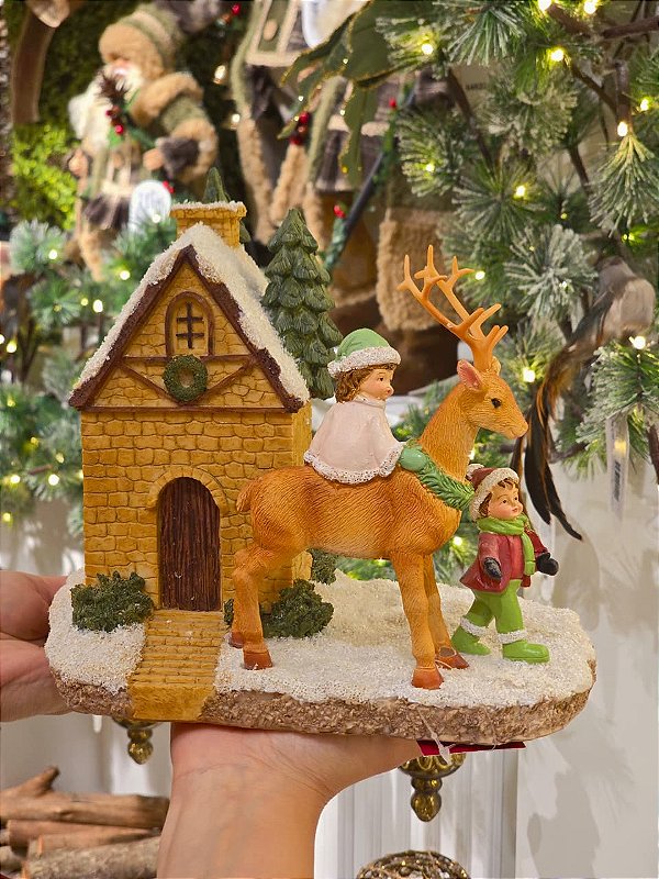 CASA COM RENA E CRIANÇAS EM RESINA 21CM - PRÉ VENDA 2026