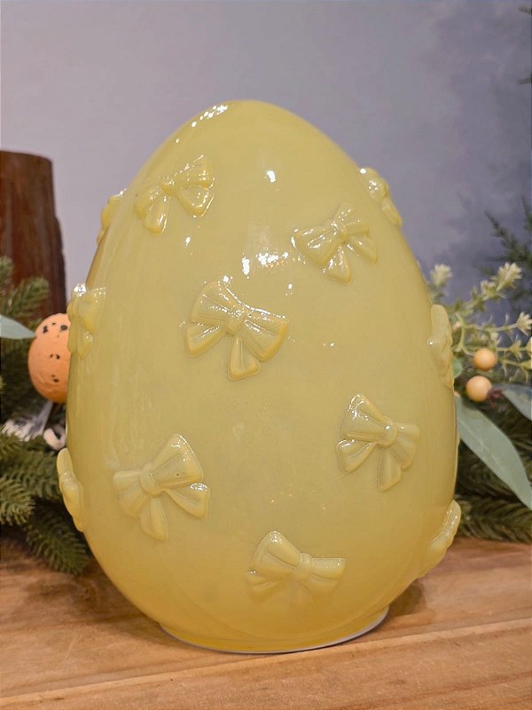 OVO AMARELO COM LED E BORBOLETAS 25CM
