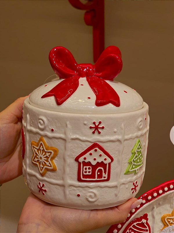 POTE REDONDO COM TAMPA EM CERÂMICA BISCOITOS COM LAÇO 16CM - PRÉ VENDA 2026