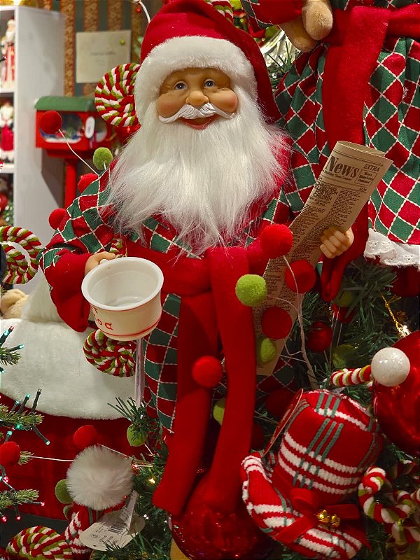 PAPAI NOEL EM PÉ COM JORNAL VERDE E VERMELHO 46CM - PRÉ VENDA 2026