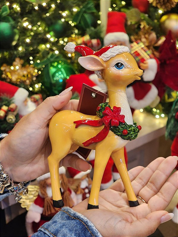 RENA EM PÉ COM GORRO E LAÇO EM RESINA PREMIUM 18CM - PRÉ VENDA 2026