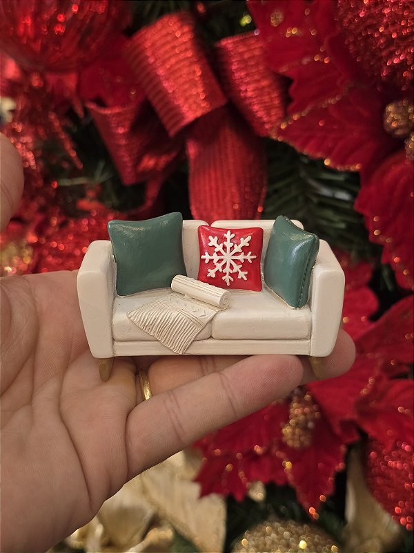 MINI SOFAZINHO NATALINO EM RESINA 5,3CM - PRÉ VENDA 2026