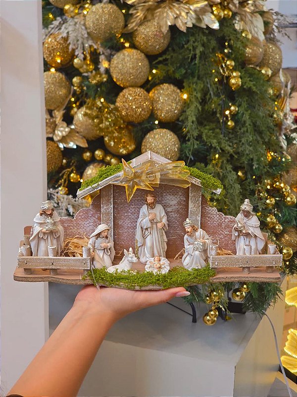 PRESÉPIO EM RESINA COM ESTÁBULO COM LED - PRÉ VENDA 2026