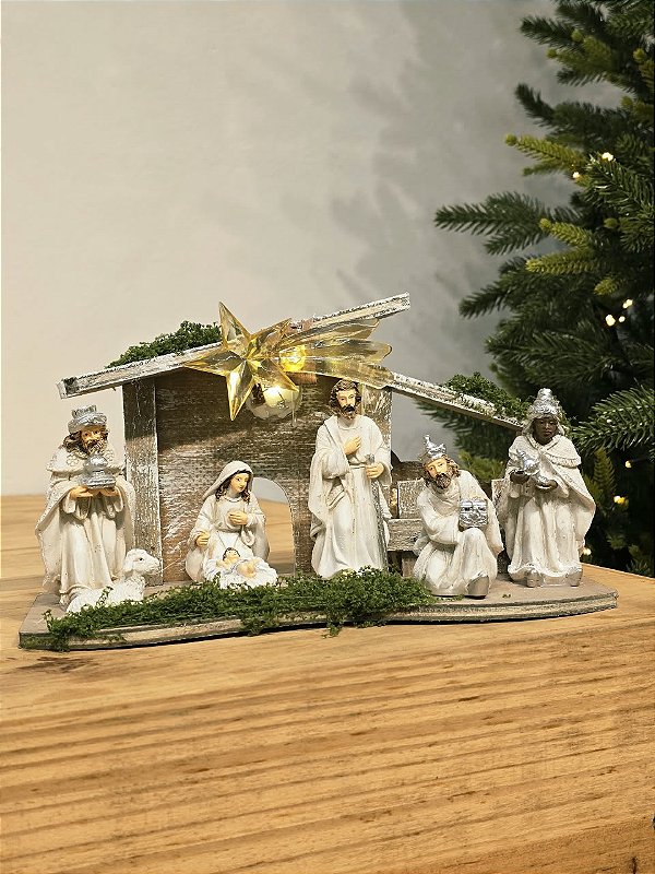 PRESÉPIO EM RESINA COM ESTÁBULO COM LED 28CM