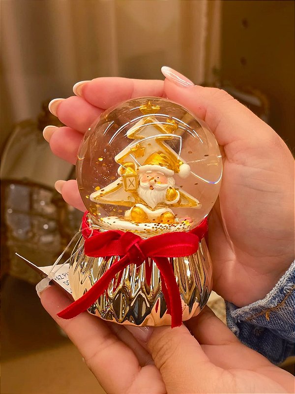 GLOBO DE NEVE DOURADO COM LAÇO PAPAI NOEL 9,5CM - PRÉ VENDA 2026