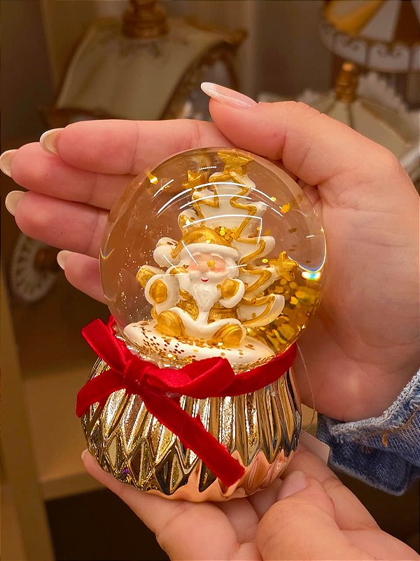 GLOBO DE NEVE DOURADO COM LAÇO PAPAI NOEL 9,5CM - PRÉ VENDA 2026