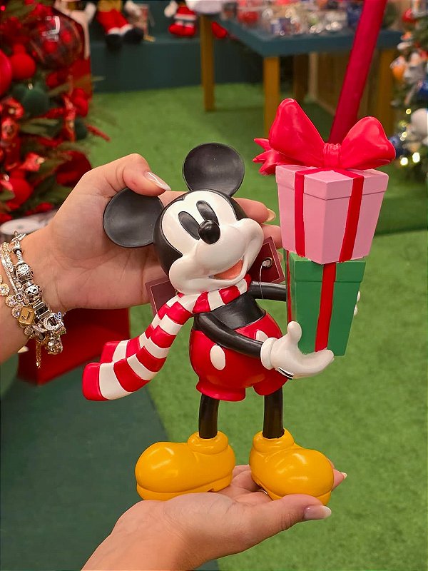 MICKEY MOUSE COM CACHECOL E PRESENTES 25CM - PRÉ VENDA 2026
