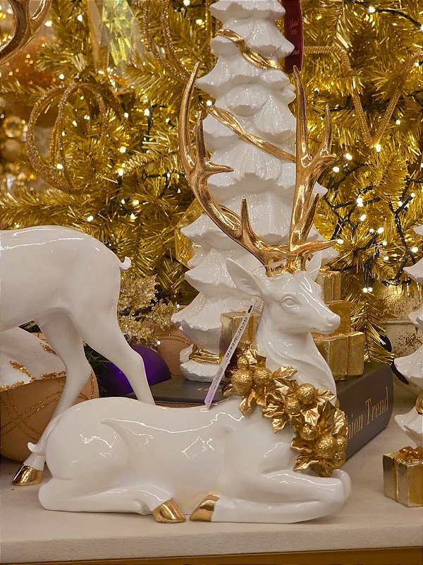 RENA DEITADA BRANCA COM GUIRLANDA OURO 34CM - PRÉ VENDA 2026