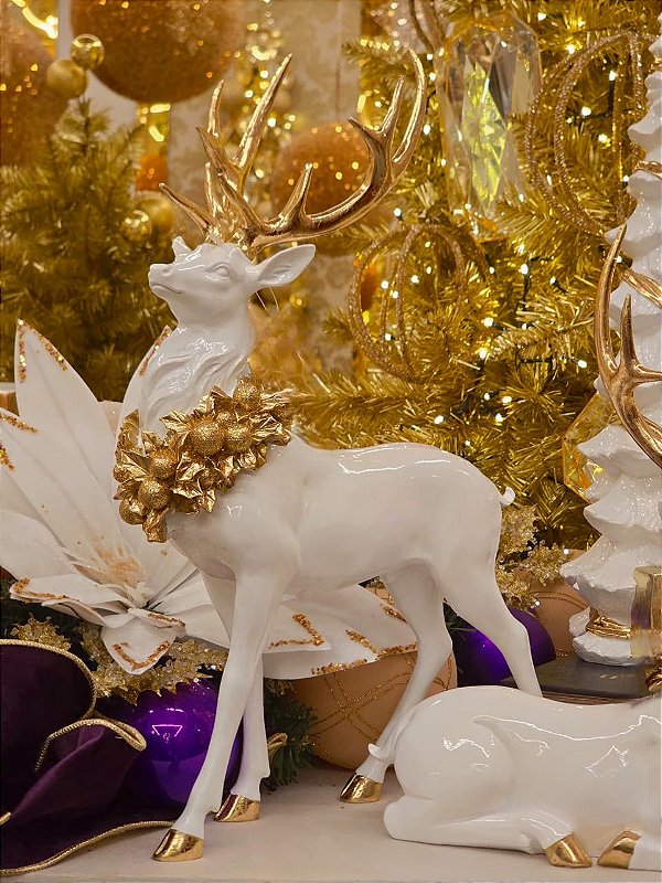 RENA EM PÉ BRANCA COM GUIRLANDA OURO 45CM - PRÉ VENDA 2026