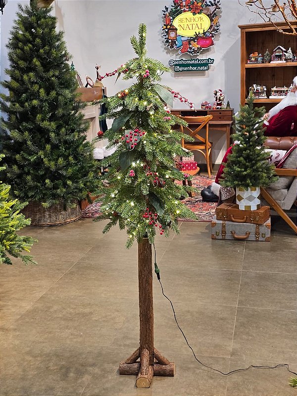 ÁRVORE REALISTA COM BERRYS E TRONCO EM MADEIRA COM LED 1,50CM