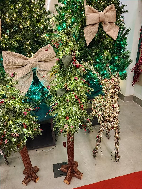 ÁRVORE REALISTA COM BERRYS E TRONCO EM MADEIRA COM LED 1,50CM - PRÉ VENDA 2026