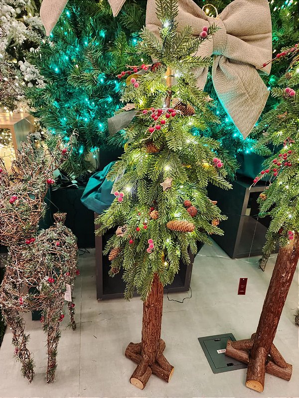 ÁRVORE REALISTA COM BERRYS E TRONCO EM MADEIRA COM LED 1,20CM - PRÉ VENDA 2026