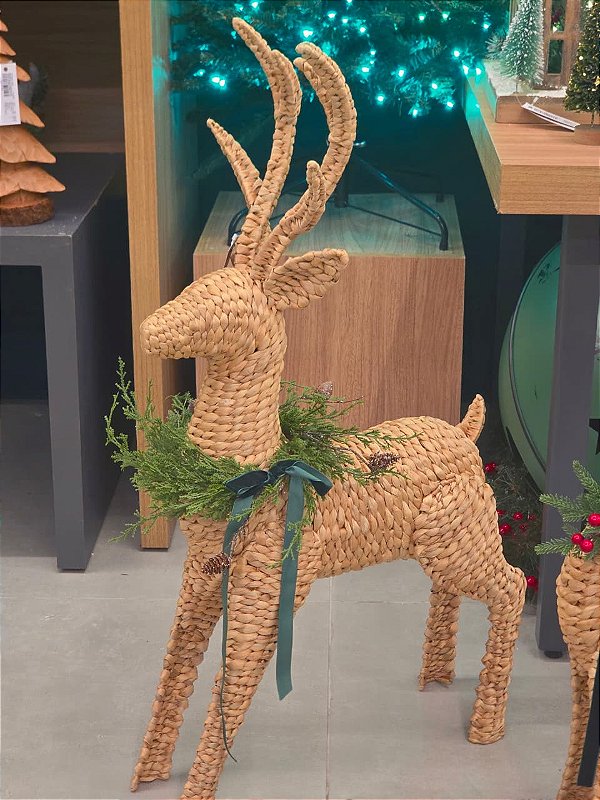 RENA EM PÉ TRANÇADA DE PALHA NATURAL COM GUIRLANDA 97CM - PRÉ VENDA 2026