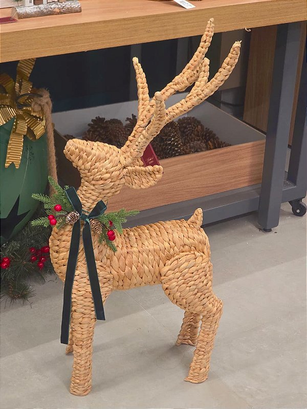 RENA EM PÉ TRANÇADA DE PALHA NATURAL COM GUIRLANDA DE BERRY 82CM - PRÉ VENDA 2026