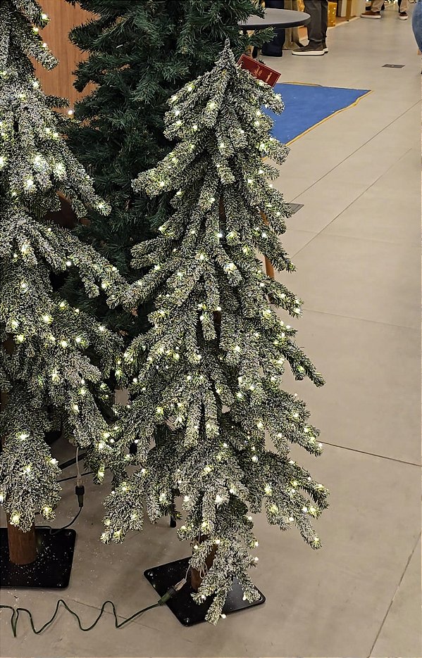 ÁRVORE PINHEIRO NEVADO 339 GALHOS 300 LEDS 1,20CM - PRÉ VENDA 2026