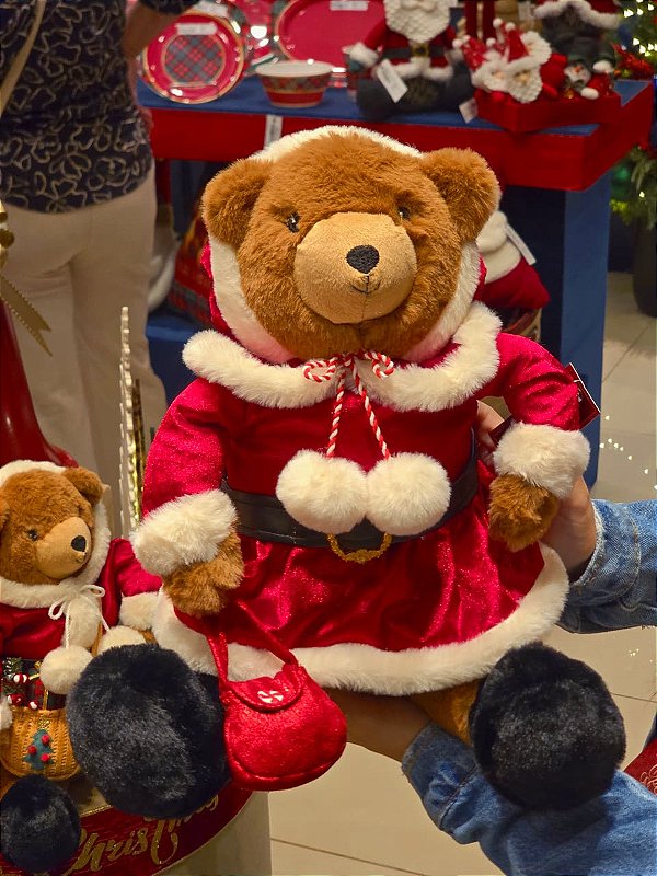 URSA SENTADA VERMELHA 33CM - PRÉ VENDA 2026