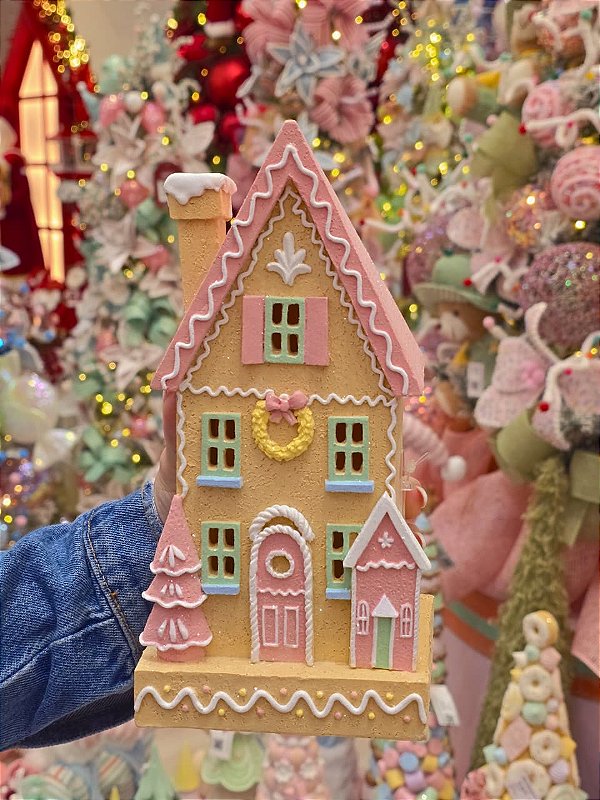CASA GINGERBREAD COM LED EM RESINA CANDY 25,5CM - PRÉ VENDA 2026