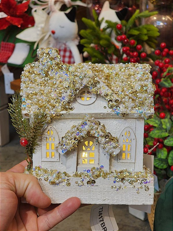 CASA DE MADEIRA COM LED BRANCA COM USB 15CM - PRÉ VENDA 2026