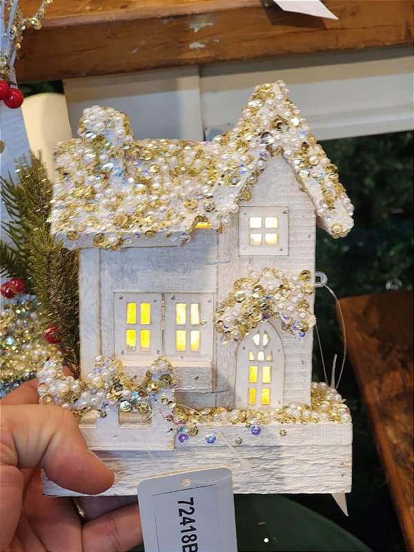 CASA DE MADEIRA COM LED BRANCA COM USB 15CM - PRÉ VENDA 2026