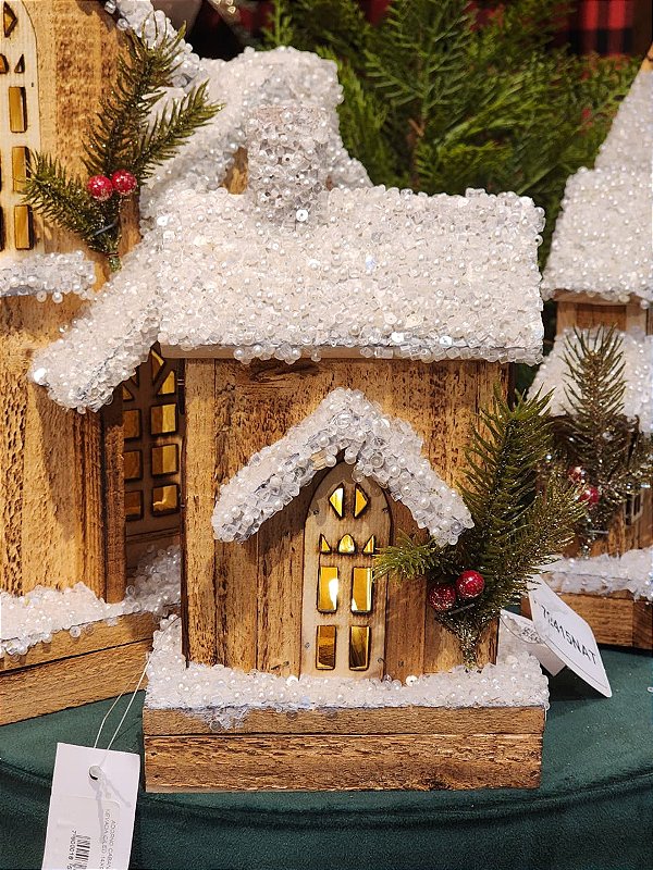 CASA DE MADEIRA COM LED NATURAL COM USB 23CM - PRÉ VENDA 2026