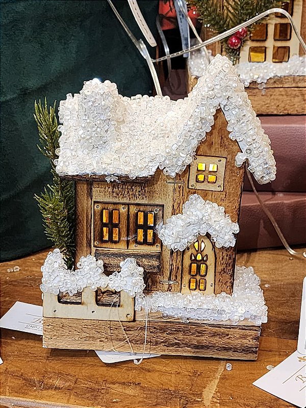 CASA DE MADEIRA COM LED NATURAL COM USB 15CM - PRÉ VENDA 2026