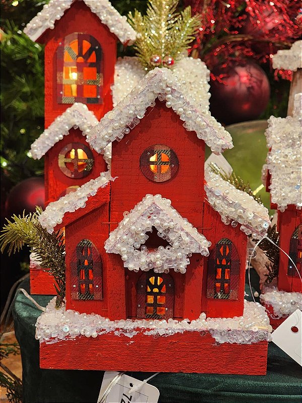 CASA DE MADEIRA COM LED VERMELHA COM USB 18CM - PRÉ VENDA 2026