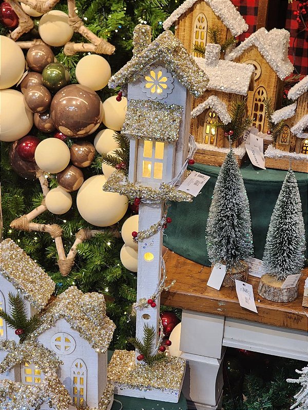 POSTE COM CASA DE MADEIRA COM LED NEVADA COM USB 70CM - PRÉ VENDA 2026