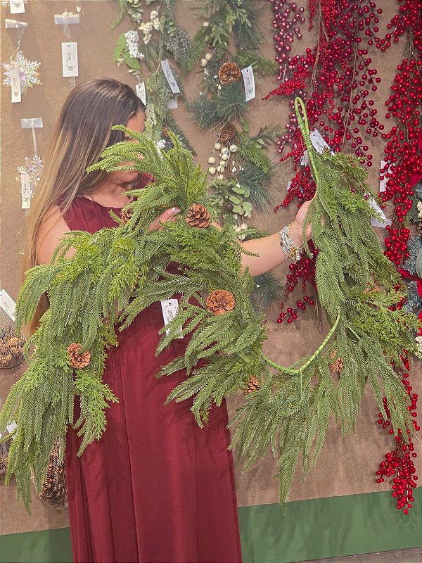 FESTÃO REALISTA CIPRESTE COM PINHA 1,80CM - PRÉ VENDA 2026