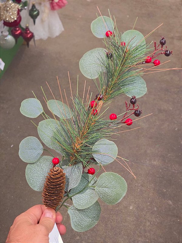 GALHO DECORATIVO FOLHA DE EUCALIPTO COM BERRY E PINHA 78CM - PRÉ VENDA 2026