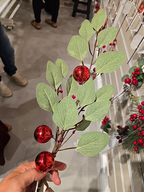 GALHO DECORATIVO FOLHAS DE EUCALIPTO COM BOLAS 66CM - PRÉ VENDA 2026