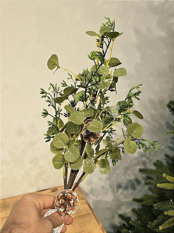 GALHO DECORATIVO FOLHA DE EUCALIPTO COM PINHAS 56CM