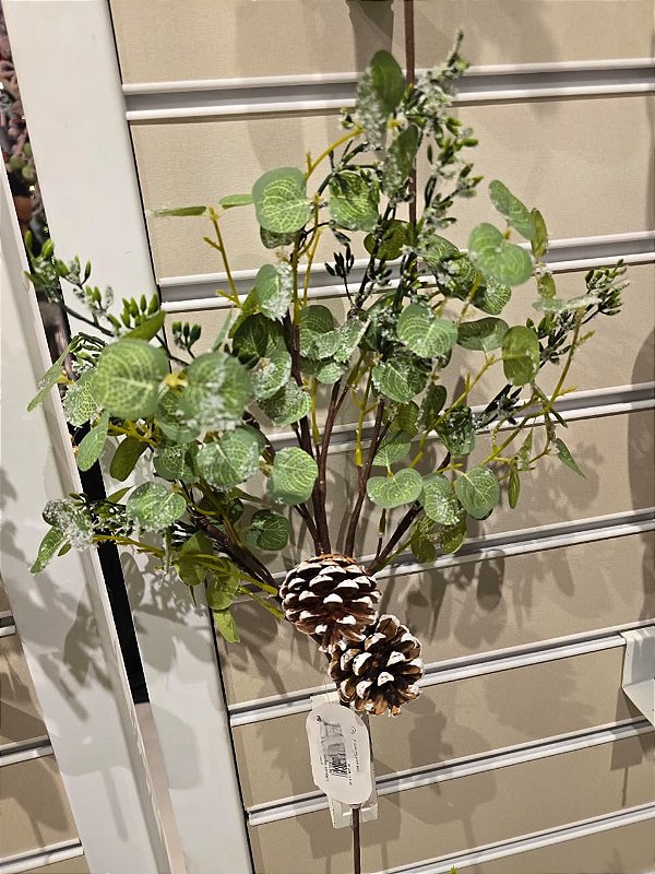 GALHO DECORATIVO FOLHA DE EUCALIPTO COM PINHAS 56CM - PRÉ VENDA 2026