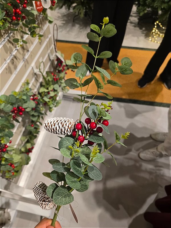 GALHO DECORATIVO BERRY COM FOLHA DE EUCAPLITO 67CM - PRÉ VENDA 2026