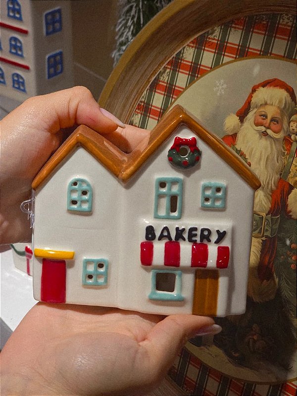 CASA CERÂMICA DECORADA COM LUZ 11CM - PRÉ VENDA 2026