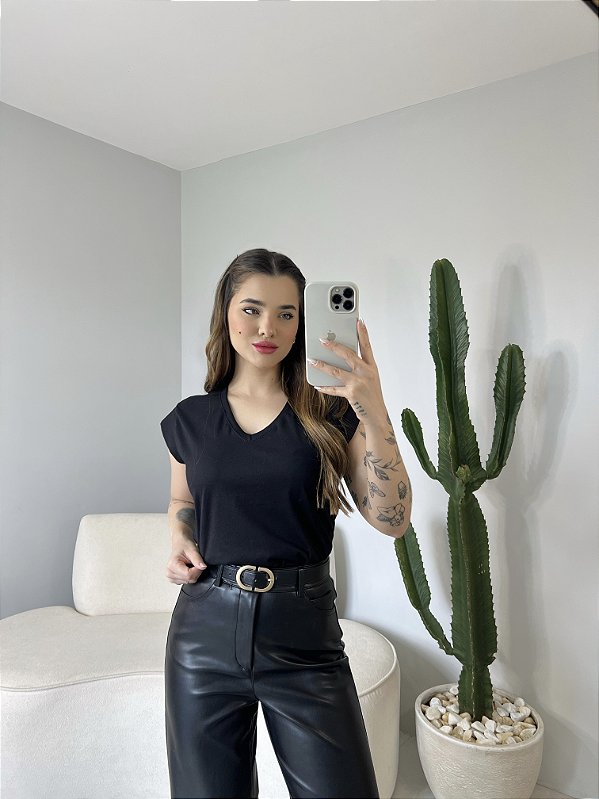 T-SHIRT MUSCLE TEE GOLA V - PRETO