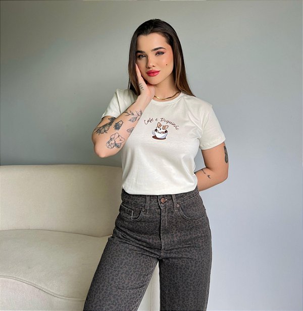 T-SHIRT CAFÉ E DOGUINHO - BEGE NATURAL