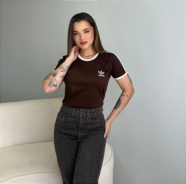 T-SHIRT ADIDAS LISTRAS COM PUNHO - MARROM EXPRESSO