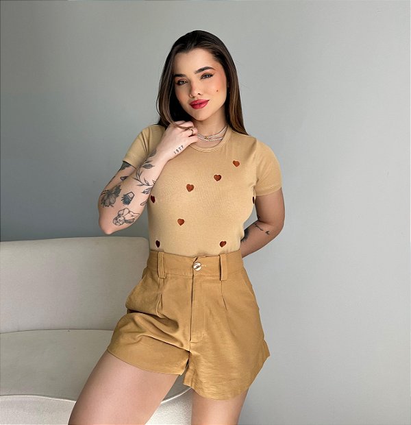 T-SHIRT CANELADA CORAÇÃO TOTAL (BORDADO) - BEGE AMENDOA