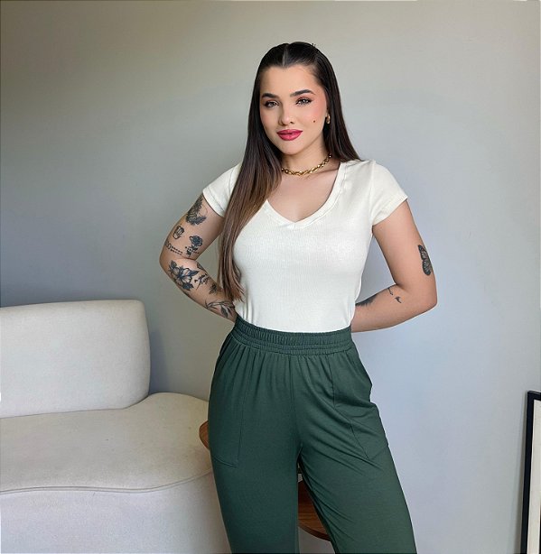 T-SHIRT CANELADA GOLA V - BEGE NATURAL