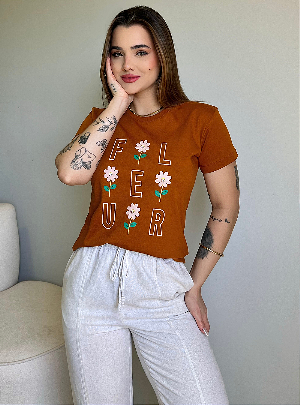 T-SHIRT FLEUR FLORES C/APLICAÇÃO - CARAMELO
