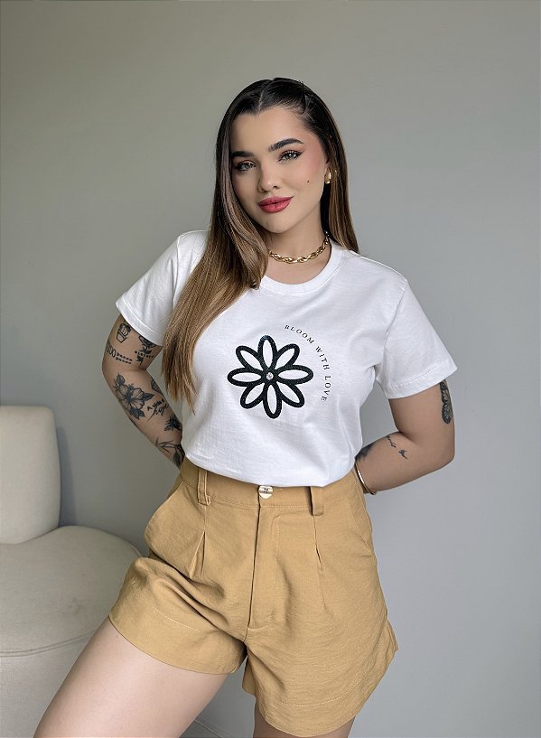 T-SHIRT BLOOM WITH LOVE C/APLICAÇÃO - OFF WHITE