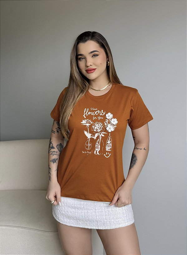 T-SHIRT I HAVE FLOWERS C/APLICAÇÃO - CARAMELO