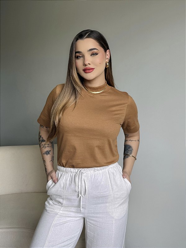 T-SHIRT GOLA ALTA LISA - AVELÃ