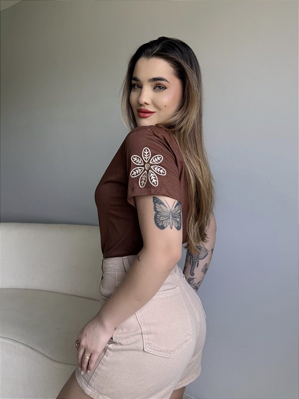 T-SHIRT FLOR BORDADO NA MANGA - MARROM