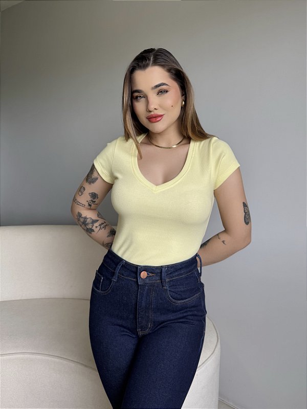 T-SHIRT CANELADA GOLA V - AMARELO