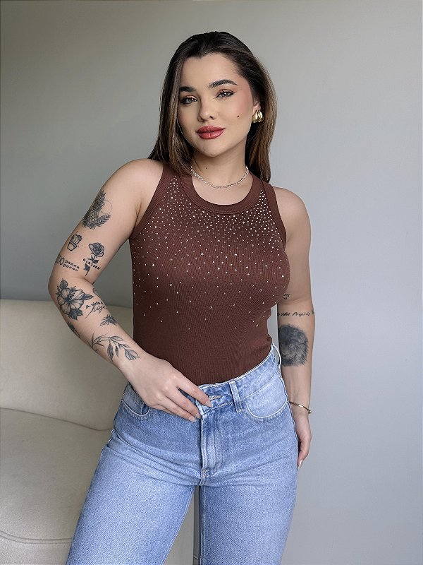 REGATA CANELADA COM STRASS - MARROM