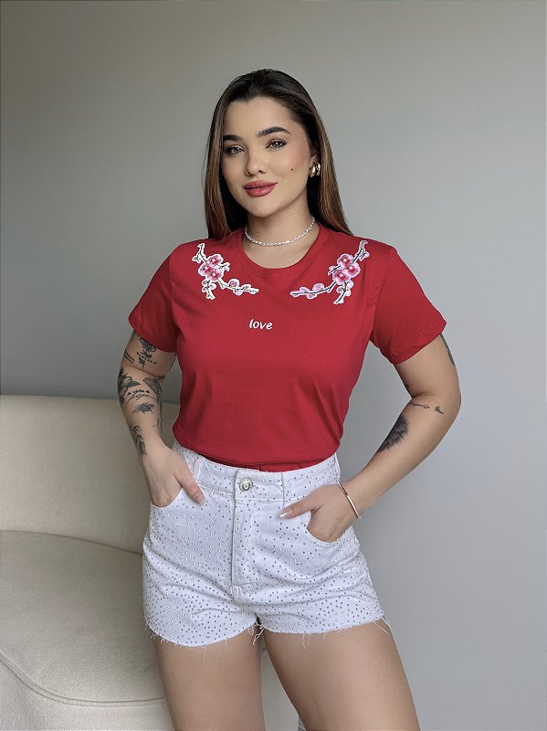 T-SHIRT LOVE FLORES NA GOLA C/APLICAÇÃO - VERMELHO