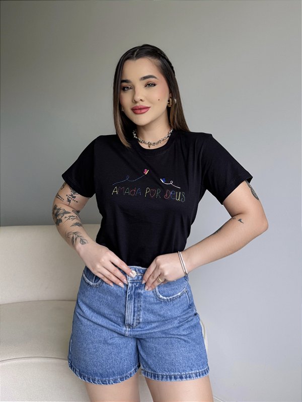 T-SHIRT AMADA POR DEUS (BORDADA) - PRETO