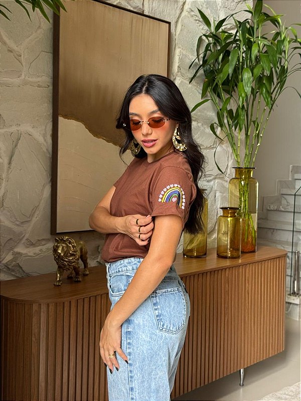 T-SHIRT ARCO IRIS BORDADO NA MANGA - MARROM